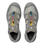 Championes Salomon XT-6, calzado de trail running adaptado para uso urbano. Diseño en color negro, gris, rojo y blanco, con sistema de cordones de ajuste rápido Quicklace y suela de gran tracción.