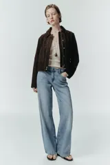 Jeans de tiro alto con corte recto y largo completo. Presentan diseño clásico de cinco bolsillos, cierre frontal con cremallera y botón, y acabado con efecto lavado.
