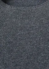 Jersey de punto fino color gris con cuello perkins, diseño entallado y manga larga.