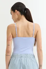 Body color beige con breteles finos.