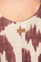Vestido midi sin mangas de corte recto y escote redondo, con diseño estampado abstracto en tonos marrón y crudo.