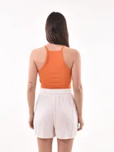 Musculosa negra ajustada al cuerpo con cuello halter y espalda descubierta.