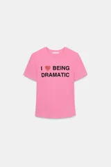 Camiseta rosa de cuello redondo y manga corta con estampado frontal de la frase "I ❤️ BEING DRAMATIC" con strass. Corte slim fit.