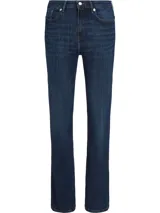 Jean Tommy Hilfiger de corte bootcut y talle medio, confeccionado en tejido denim elástico. Presenta un diseño clásico de cinco bolsillos con cierre de cremallera y botón.