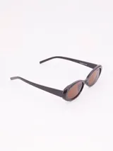 Lentes de sol con armazón ovalado de estilo retro en color negro y cristales oscuros.