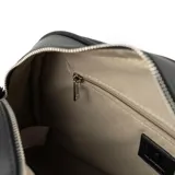 Cartera tipo baúl de cuero sintético color negro con textura graneada. Tiene doble asa de mano, correa bandolera regulable y extraíble, cierre superior, bolsillo frontal con cierre, bolsillo interno con cierre y dos bolsillos internos abiertos.