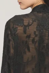 Camisa de gasa jacquard negra con motivo floral, de calce regular, manga larga con lazos y diseño con ruedo trasero más largo.