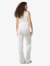 Pantalón tejido de punto color blanco, de corte flare y tiro alto.