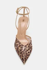 Zapato de tacón alto fino y destalonado, confeccionado en mesh con estampado animal print tipo leopardo. Presenta acabado en punta fina y tiras finas con hebilla ajustable a la pulsera del tobillo.