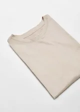 Camiseta de cuello redondo y manga corta, con corte regular fit y diseño recto, confeccionada en algodón.