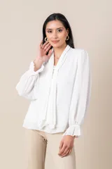 Blusa roja de gasa italiana con cuello plisado y mangas largas amplias terminadas en volado.