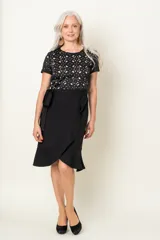 Vestido corto negro con corsé con forro color piel, diseño jianzhi, falda cruzada, lazo y terminación de volado.