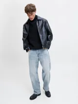 Jean de corte baggy con tiro alto y calce holgado en toda la pierna. Presenta un diseño clásico de cinco bolsillos con un lavado stonewash que le otorga un aspecto desgastado.