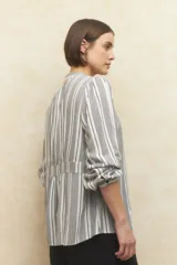 Camisa estampada de manga larga con puños elastizados, cuello mao y botones a tono.