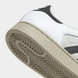 Championes Adidas Superstar II de diseño clásico con paneles divididos de cuero blanco y gamuza gris, con las icónicas tres tiras negras en el lateral, puntera de goma y suela en tono tostado.