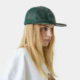 Gorra verde oscura tipo trucker con frente de cuerina, visera plana y paneles traseros de malla. Cuenta con escudo bordado en la parte frontal y cierre snapback ajustable.