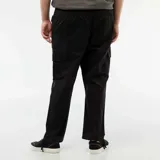 Pantalón cargo de corte recto en color negro, con bolsillos laterales tipo cargo y cierre frontal con botón y cremallera.