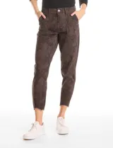 Pantalón de corte crop, color gris, con diseño de cinco bolsillos, cierre frontal con botón y ruedo irregular con terminación desflecada.