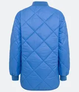 Campera bomber celeste con diseño acolchado de rombos, cuello redondo de punto, cierre frontal con cremallera y mangas largas con puños elásticos.