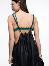 Enterito de denim suave confeccionado en 100% lyocell, con escote recto y breteles finos regulables que se ajustan en la espalda. Presenta una silueta amplia de pierna recta, caída fluida, bolsillos traseros aplicados y costuras a contratono.