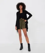 Saco negro largo con puntas alargadas, de tejido liviano.