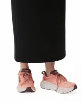 Championes Hoka Bondi 8 color rosa con detalles en marrón.