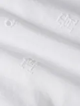 Vestido blanco de algodón orgánico hasta la rodilla, con escote cuadrado, mangas abullonadas y espalda descubierta.