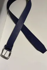 Cinto unisex de cuero color azul con hebilla metálica de acabado envejecido.