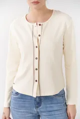 Cardigan negro de algodón con cuello redondo, cierre frontal de botones y costuras en contraste color ocre.