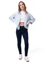 Jeans de corte ajustado y tiro medio en color azul oscuro. Presenta diseño clásico de cinco bolsillos, cierre frontal con cremallera y botón, y detalles de marca en los remaches y la pretina.