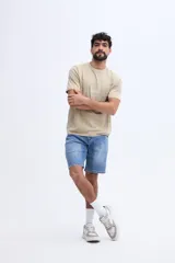 Remera de algodón color beige con fit regular, cuello redondo, mangas cortas y estampa circular en el pecho.