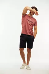 Bermuda tipo chino de gabardina, con cierre de cremallera y botón, bolsillos laterales y traseros, y pasacintos.