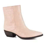 Bota corta negra de cuero sintético con estampado de cocodrilo, taco bajo y punta fina. Cierre lateral. Marco Donatti.