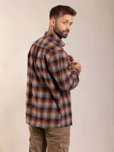 Camisa a cuadros verde, azul y gris, de corte regular fit y manga larga.