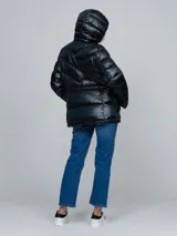 Campera puffer de Calvin Klein con acabado brillante, diseño acolchado con costuras en V, cierre frontal con cremallera, capucha integrada y bolsillos laterales con cierre.