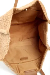 Cartera tipo tote bag de textura de corderito sintético en color rosado, con asas largas de cuero sintético en tono nude.