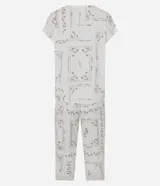 Pijama de dos piezas compuesto por una blusa de manga corta con escote en V decorado con encaje y un pantalón estilo capri con cintura elástica y terminaciones de encaje en el ruedo. Presenta un estampado floral delicado sobre fondo claro.