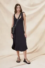 Vestido midi negro de morley ecovero con breteles finos con nudos.