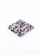 Bolsa tipo tote bag de tela ligera, con estampado abstracto en tonos rosados, negros y beige. Cuenta con asas integradas para llevar al hombro.