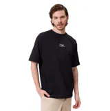Remera de algodón color negro, de corte holgado, con cuello redondo y pequeño logo bordado en el pecho.