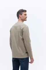 Remera de manga larga color gris oscuro, con cuello redondo y estampado frontal con la frase 'Unlimited Adventure'.