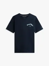 Remera de cuello redondo y manga corta, confeccionada en algodón regenerativo. Presenta un diseño liso en color azul marino con el logo de la marca bordado en el pecho en tonos celestes.