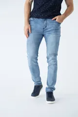 Pantalón de jean corte regular, color azul oscuro, con diseño de cinco bolsillos, pasacintos y detalles de roturas localizadas en la parte frontal.