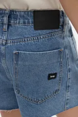 Short de jean de tiro alto con diseño pinzado, corte relajado, bolsillos delanteros y botamanga con terminación deshilachada.
