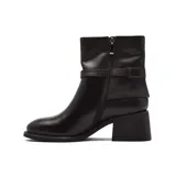 Bota de caña media confeccionada en cuero color marrón, con taco cuadrado bajo y detalle de tira con hebilla metálica en el tobillo.