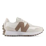 Championes urbanos New Balance modelo 327, en tonos blanco y beige, con capellada de material sintético y detalles en descarne, con la distintiva letra "N" marrón en gran tamaño en el lateral y suela con relieve de inspiración trail.