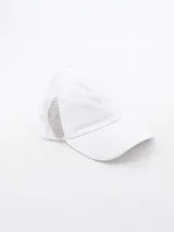 Gorro de béisbol blanco con paneles traseros de malla.