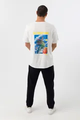 Pantalón de jogging negro con una franja vertical blanca a los costados y logo de la marca en la pierna izquierda.