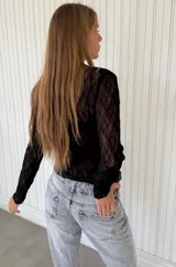 Jean de corte flare y tiro bajo con efecto acid wash en tono gris claro.