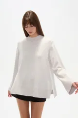 Sweater de viscosa color rojo, con cuello polera, corte holgado y pespuntes decorativos.